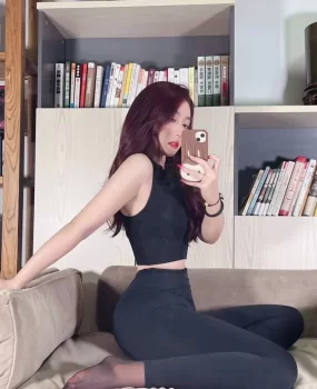 通体紧身裤爱健身年轻漂亮御姐个人做